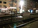 Person unter KVB Bahn Koeln Eifelstr P21